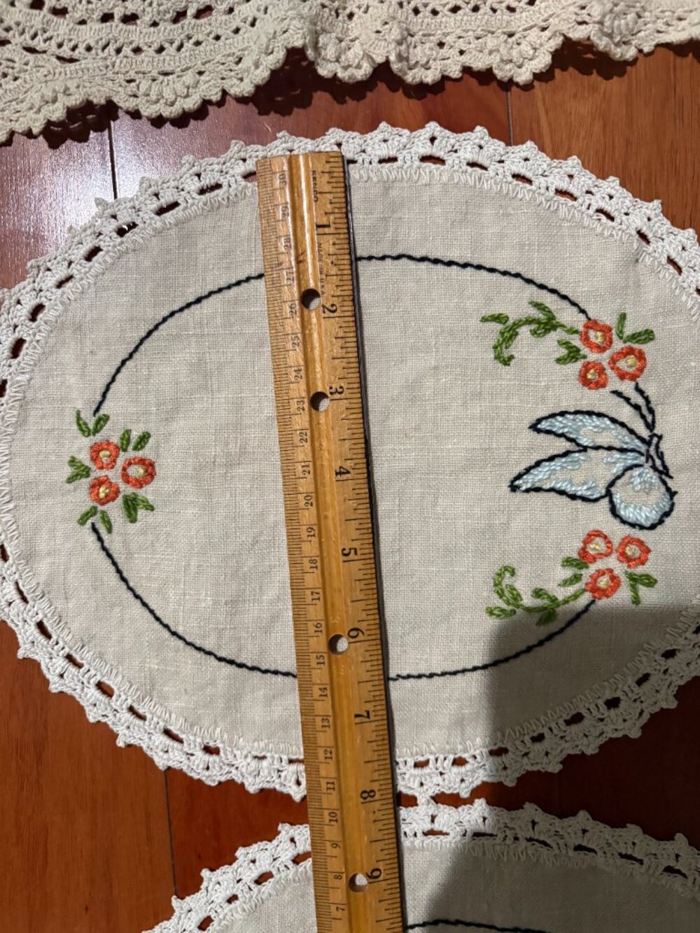 Bundle of 5 Vintage Embroidered and Crocheted Doilies and 1 Filet Crochet Doily - Picture 11 of 14